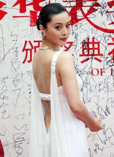 明星露奶现象,双刃剑效应下的公众关注热议