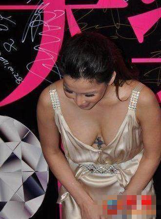 明星露奶现象,双刃剑效应下的公众关注热议