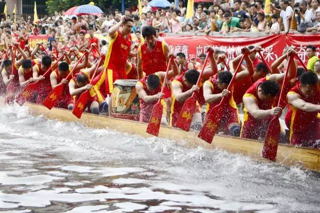 赛龙舟比赛的激烈瞬间与团队精神展现