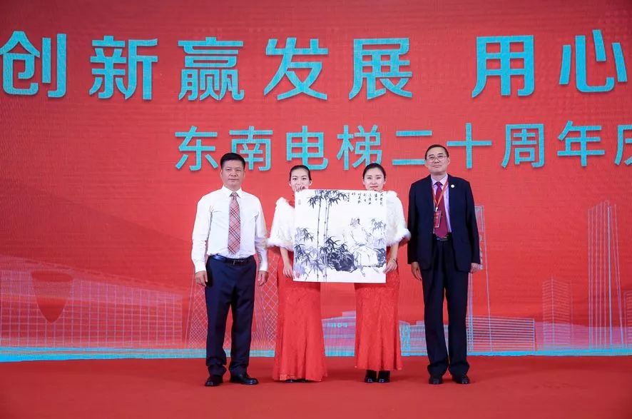 东南电梯上市与小巷中的特色小店探秘