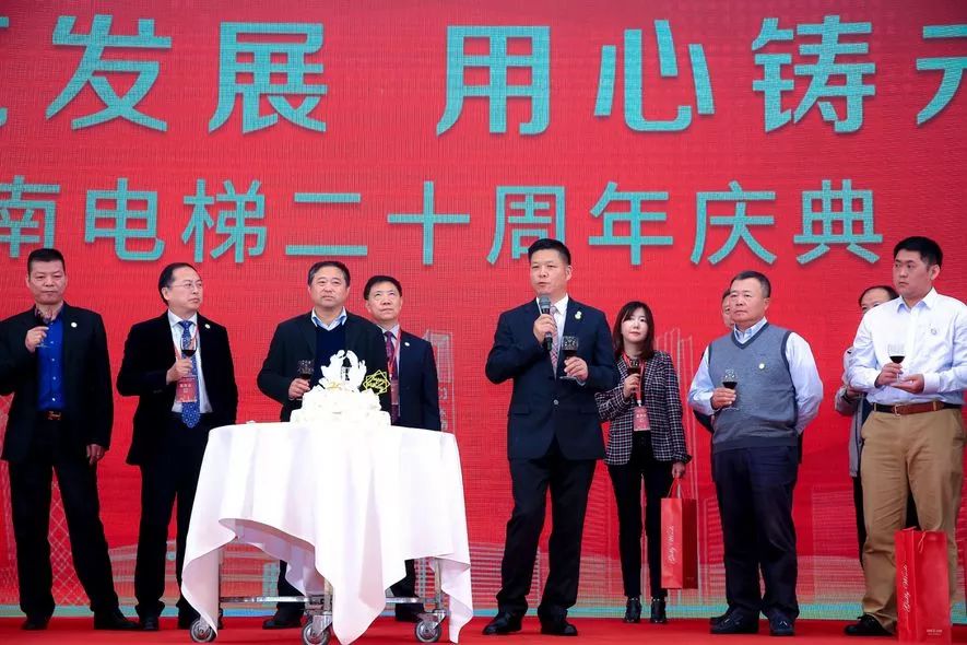 东南电梯上市与小巷中的特色小店探秘