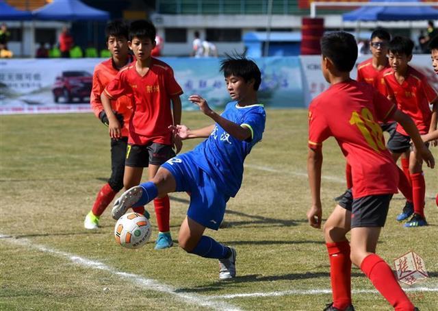 精彩足球赛事来袭,激烈对决等你来观战!