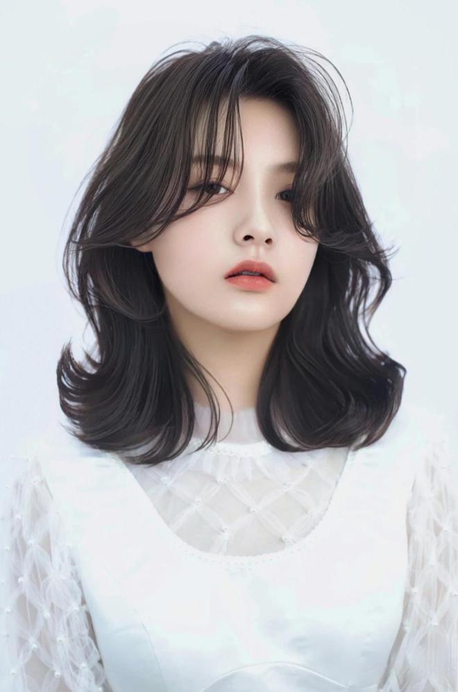 『2024流行趋势,最新长发发型展现变化之美,自信闪耀』