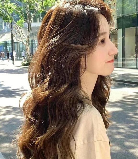 『2024流行趋势,最新长发发型展现变化之美,自信闪耀』