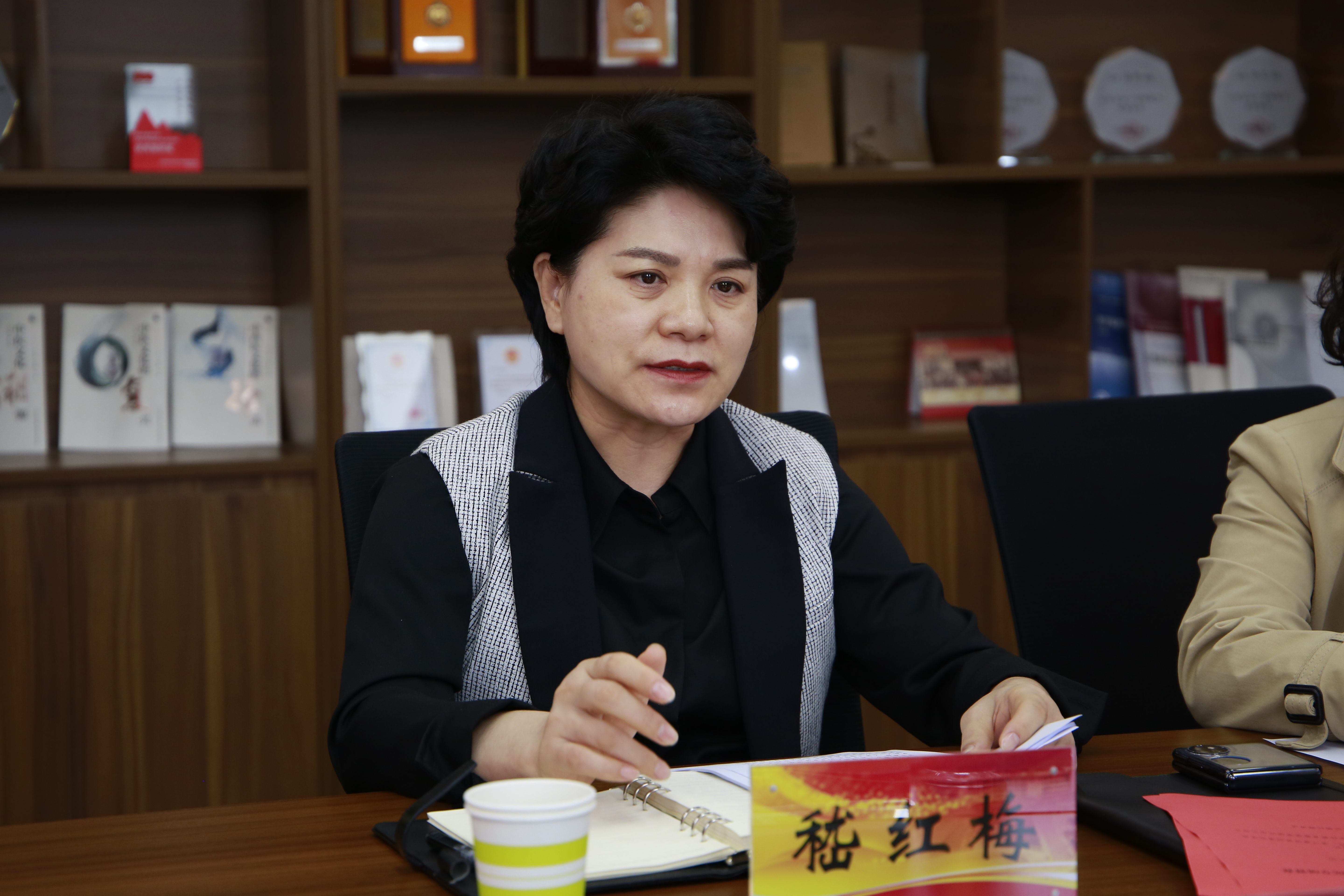 嵇红梅的新征程，一场任免决定的温馨之旅