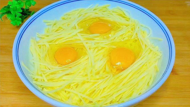 鸡蛋土豆最新创意做法，家常美食的创新呈现
