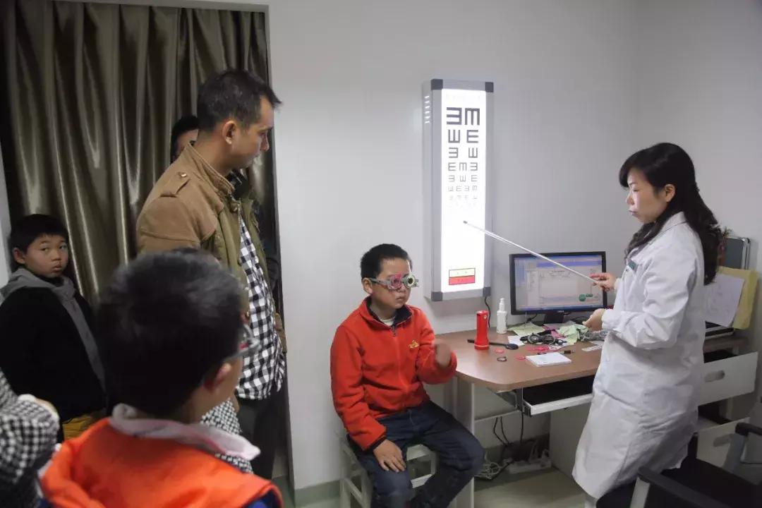 魏姓演员探寻自然美景之旅,追寻内心的宁静与喜悦