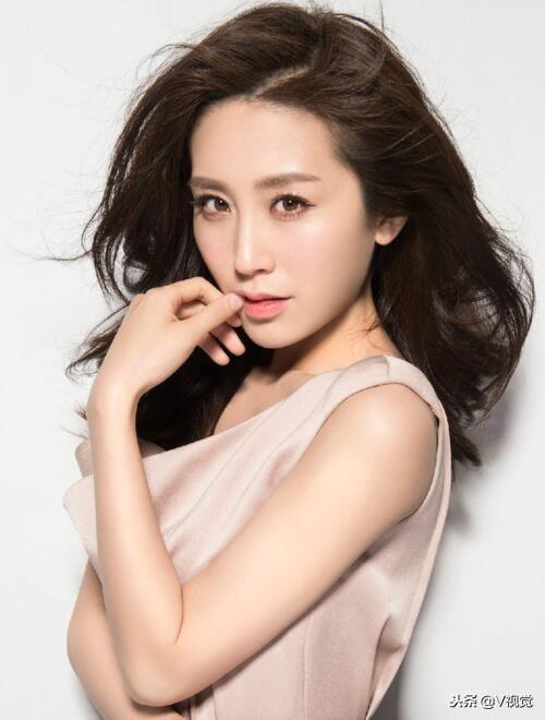 魏姓演员探寻自然美景之旅,追寻内心的宁静与喜悦