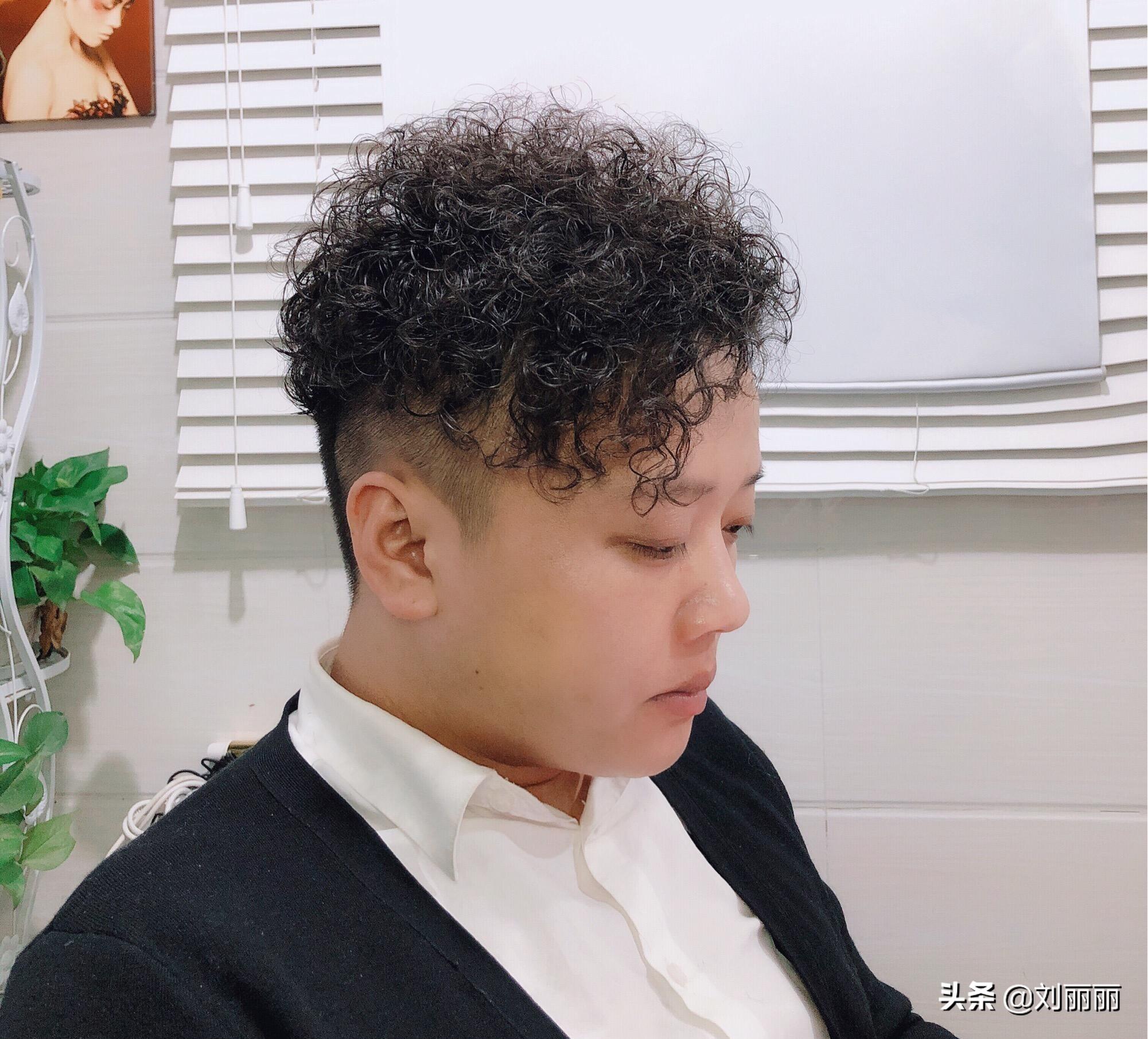 最新烫发男发型指南，烫发步骤详解