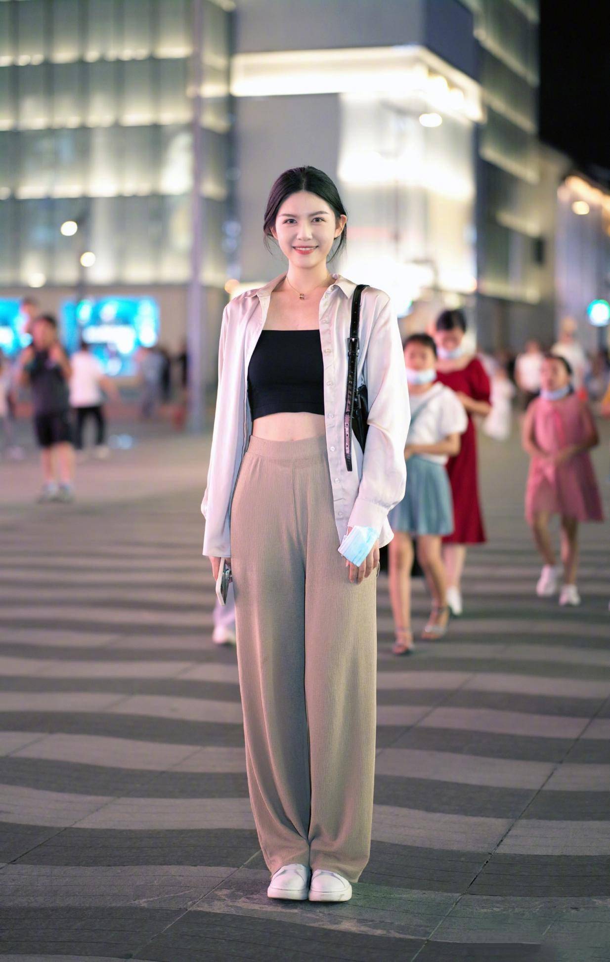 最新街拍女，时尚潮流先锋的探索者