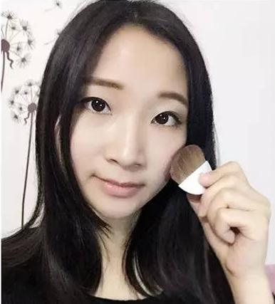 小莉的时尚之旅，最新生活妆与友情纽带的美妙交融